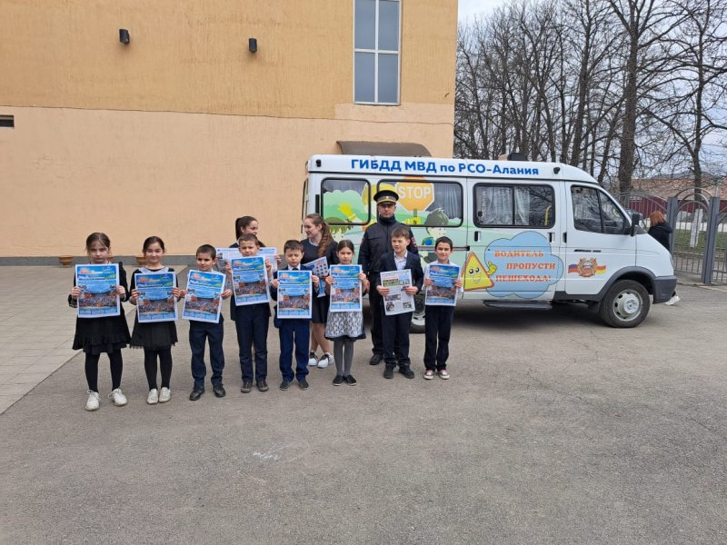 Агитационный автобус ГИБДД побывал в школе с.Хумалаг Правобережного района Северной Осетии